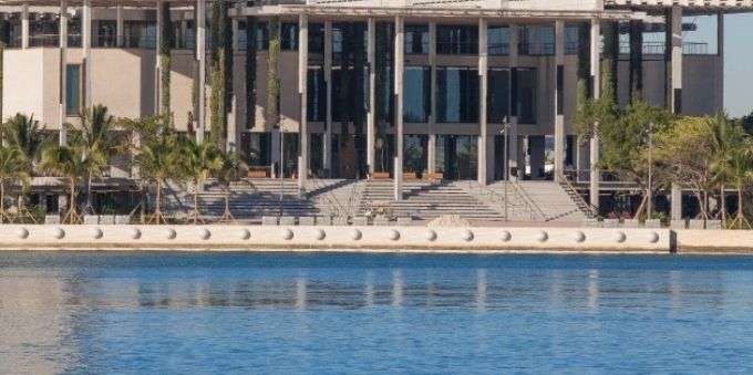 Imagem da fachada do Perez Museus, em Miami, a beira de águas de uma laguna