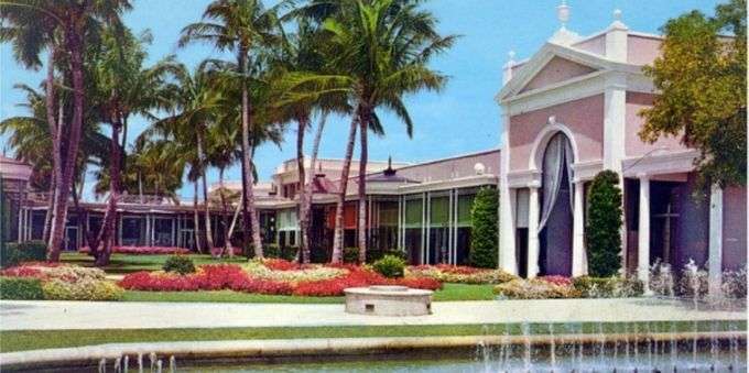 Imagem da fachada do The Royal Poinciana Plaza, em Miami.