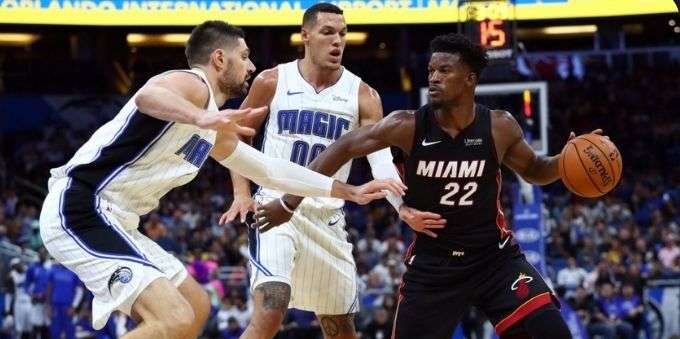 Miami: imagem mostra jogadores dos times de basquete Magic e Miami se enfrentando em partida