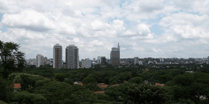 Visão dos prédios de Alto de Pinheiros ao redor de árvores