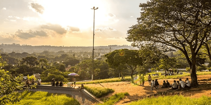 Praça Pôr-do-Sol, antes do sol, no Alto de Pinheiros