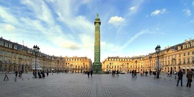 Imagem diurna do Place Vendome, em Paris, mostra espaço aberto com torre no meio 