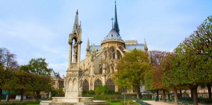 Imagem diurna da frente da catedral de Notre Dame, em Paris