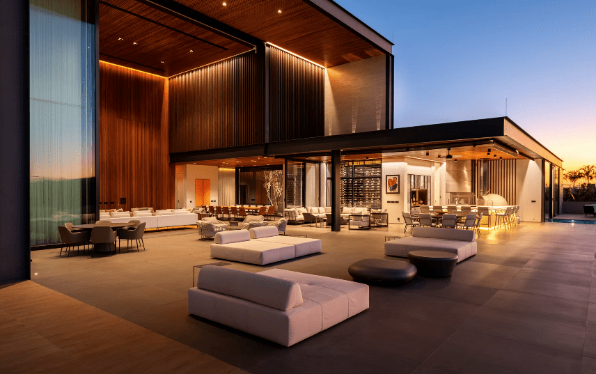 Este projeto espetacular de Olegario de Sá apresenta uma enorme área social integrando sala de jantar interna, sala de jantar externa, bar e cozinha gourmet, living aberto e terraço. Casa com 2.000m² de área construida pronta na Quinta da Baronesa, em Bragança Paulista à venda