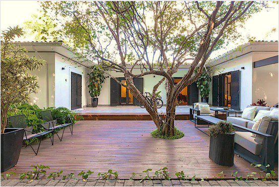 Jardim e áreas externas deixam de ser complementos e passam a integrar a experiência de morar. Uma casa com 400 m² e 1000 m² de terreno à venda