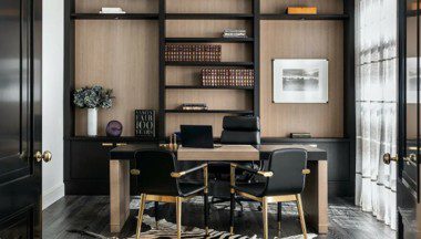 Home office anexo ao jardim com piscina e recursos super tecnologicos embutidos que preservam o estilo clássico. Casa com 900 m² em rua fechada à venda