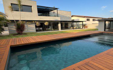 O condomínio de Alphaville em São Paulo lembra a estrutura das “gated-communities” nos subúrbios das cidades dos EUA, com escolas, clubes e centros comerciais. Veja esta casa à venda em Alphaville 2 em Barueri, SP