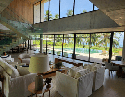 As pessoas voltam a buscar abrigo, a valorizar e aproveitar seu tempo livre em espaços privados super bem planejados. Veja esta casa de praia com 100m de frente ao mar à venda em Poxim, AL.