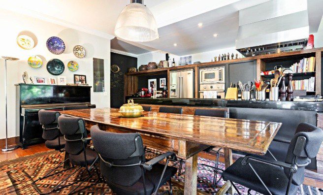 Cozinha gourmet aberta para estar e jantar, perfeita para celebrações e degustações. Casa em estilo colonial brasileiro, com jardim, piscina, terraços internos e externos, anexo com sala de TV e espaço gourmet, em um terreno de 1500 m2 no Morumbi à venda