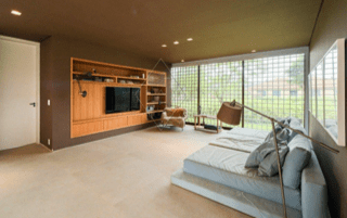 Plantas mais adaptáveis respondem melhor a rotinas híbridas, arranjos familiares diversos e usos múltiplos. Nesta casa, este ambiente multifuncional, o home office com sofá-cama vira quarto de hóspedes para receber convidados