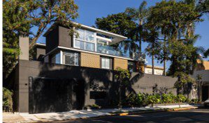 Os condomínios de casas unem a praticidade e a segurança de um edifício com entradas blindadas, CFTV e vigilância 24 horas com a privacidade e o conformação de uma casa. Casa pronta no Condomínio Villa Ibiá no Jardim Paulistano com 580m² à venda