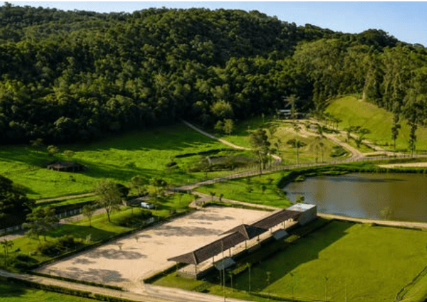 Lotes e casas à venda no condomínio Haras La Estancia, na região de Campinas, com a High Imóveis Especiais