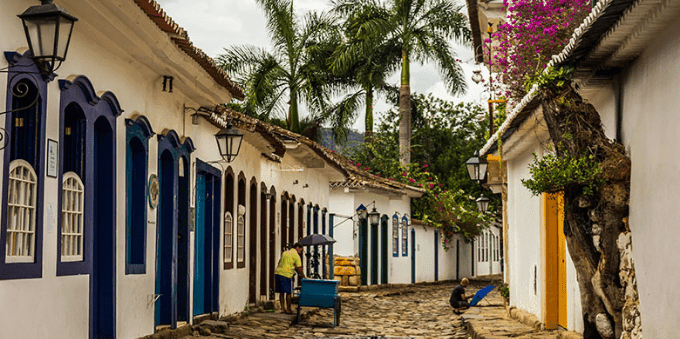 Ruas em Paraty com calçamento pé de moleque