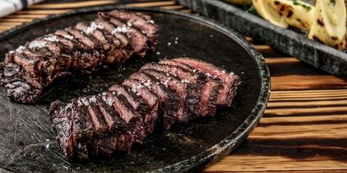 Leblon: imagem fechada em pedaços de carne fatiados. 