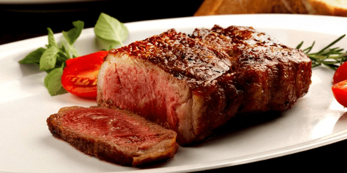 Bife em prato de luxo