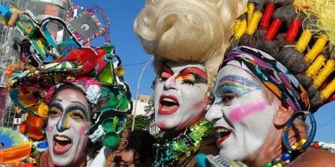 Pessoas fantasiadas para carnaval de Ipanema