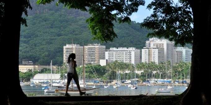 Mulher caminhando na orla da Lagoa Rodrigo de Freitas