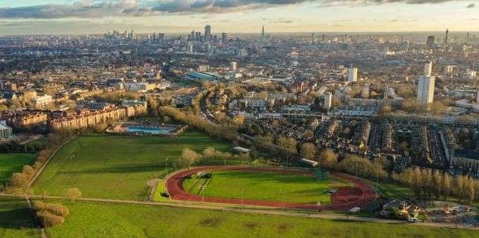 Hampstead vista do alto, em Londres, mostra campo aberto e vários prédios.