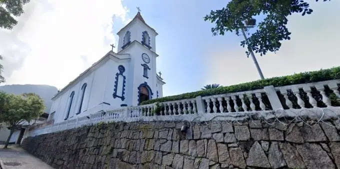 Imagem panorâmica de igreja em São Conrado