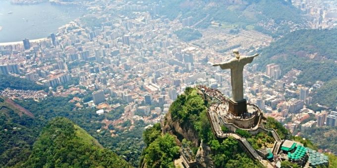 Visão aérea do Cristo Redentor sobre a Guanabara e Lagoa Rodrigo de Freitas