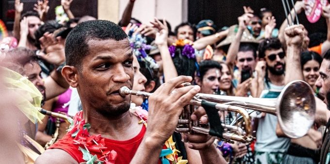 Homem tocando trompete em carnaval de Ipanema