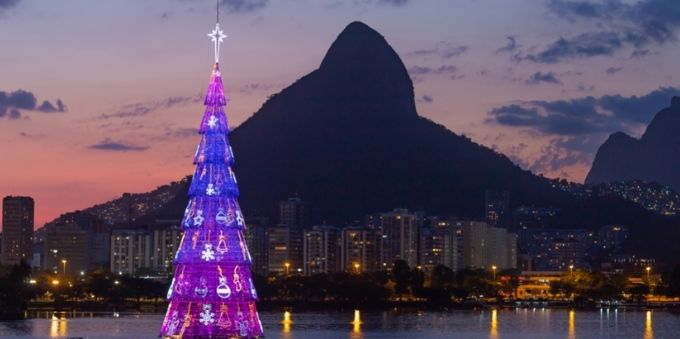 A icônica árvore de Natal, instalada no centro da Lagoa Rodrigo de Freitas