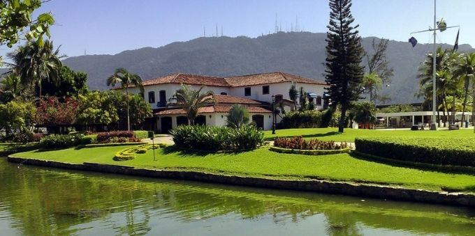 Jardim do Clube Caiçaras, localizado na Lagoa Rodrigo de Freitas