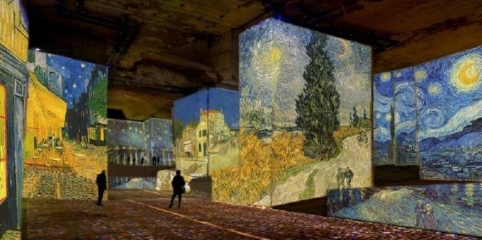 Nova York: imagem de mostra imersiva das obras de Van Gogh. Todas as paredes contam com obras do artista