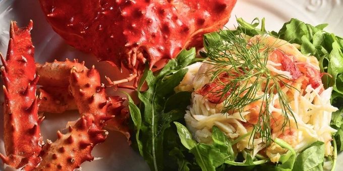 Prato com lagosta, salada e crustáceos em Ipanema