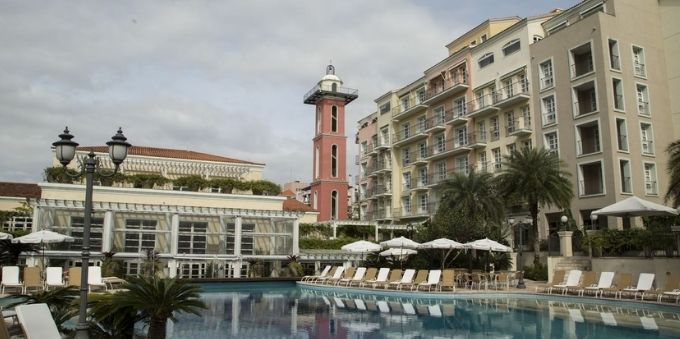 Imagem diurna mostra piscina de hotel em Jurerê. 