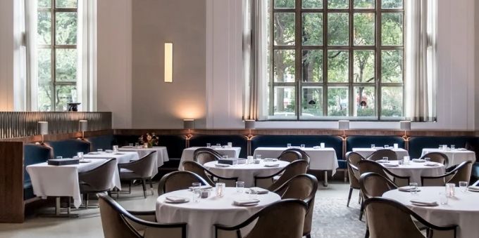 Nova York: imagem interna de restaurante mostra o lugar vazio, com mesas arrumadas e janela aberta