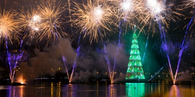 Fogos de artifício e árvore de Natal durante Ano-Novo