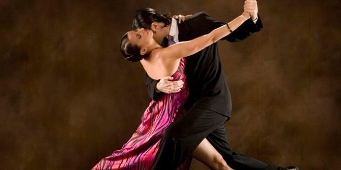 Buenos Aires: imagem homem e mulher dançando tango 