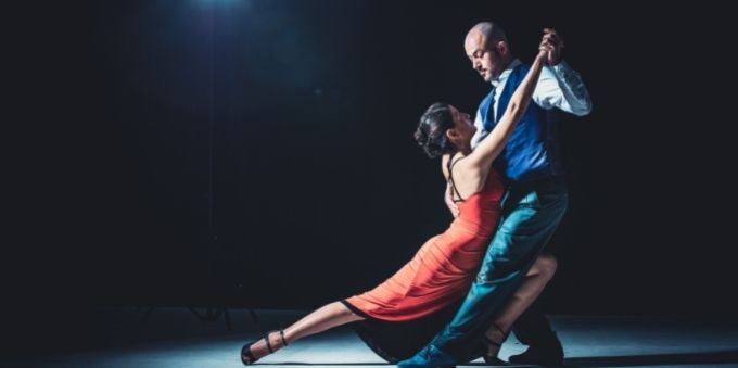 Buenos Aires: imagem homem e mulher parados em pose de tango