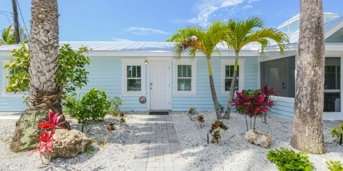 Imagem fachada de casa localizada em Siesta Key Beach, em Miami. 