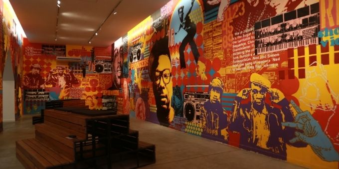 Buenos Aires: imagem interna de sala no Centro Cultural Recoleta, mostra parede colorida com grafias 