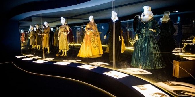 Imagem interna de sala, no Museu Evita em Buenos Aires, mostra vestidos luxuosos de realiza expostos
