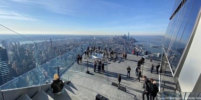 Nova York: imagem de terraço com várias pessoas apreciando vista para cidade