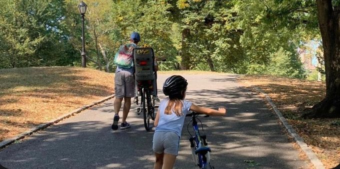 Nova York: imagem mostra homem e menina criança carregando bicicletas pelo parque