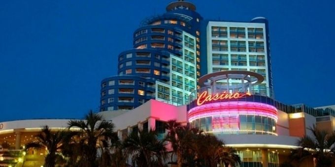 Imagem noturna da fachada do Casino no Hotel Conrad Resort.
