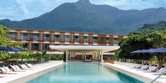 imagem diurna mostra área da piscina, no hotel Fasano, em Angra dos Reis