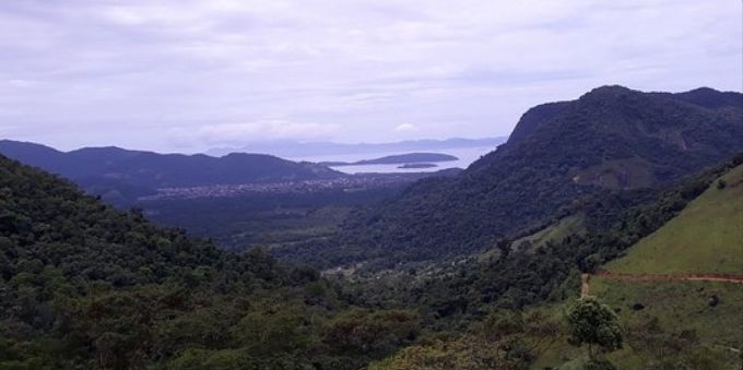  Angra dos Reis: imagem ampla e aberta mostra colinas e montanhas