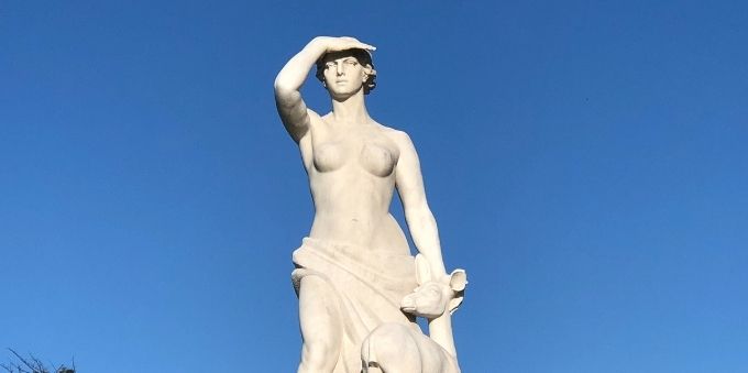 Pequena Lisboa: imagem mostra estátua de concreto em que mulher pousa a mão sobre os olhos 