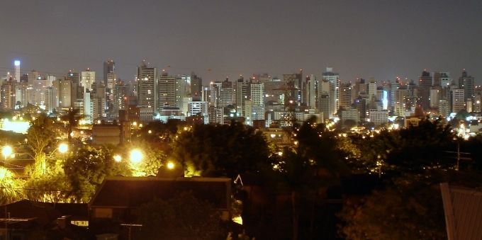 Interior de São Paulo: vista aérea de prédios de Campinas de noite