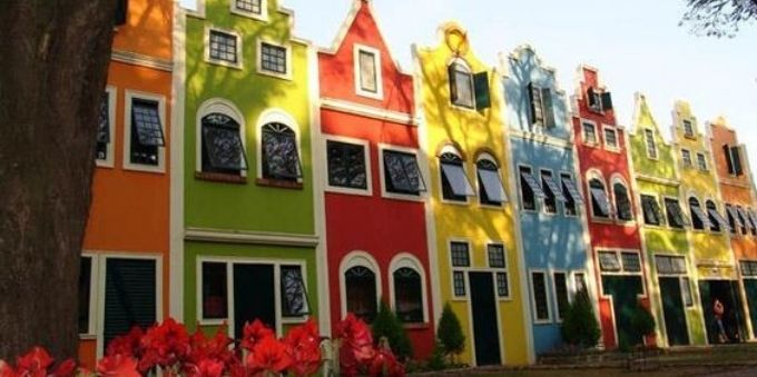 Interior de Sao Paulo: casas coloridas, uma ao lado da outra, na cidade de Holambra 