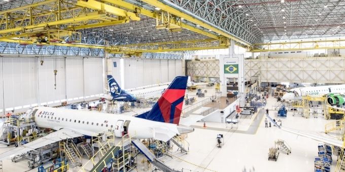 Interior de São Paulo: imagem interna da fábrica da Embraer mostra aviões e funcionários 