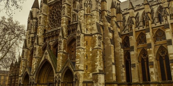Imagem mostra prédio da Abadia de Westminster em Londres