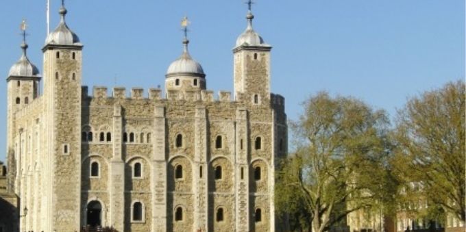 Imagem da fachada do London Tower, em Londres.