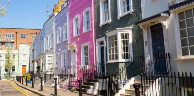 Imagem de casas coloridas, lado a lado, no bairro notting hill, em Londres