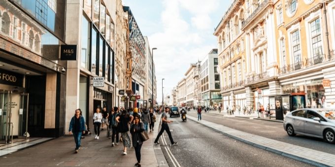 Imagem pessoas caminhando na Oxford Street, em Londres